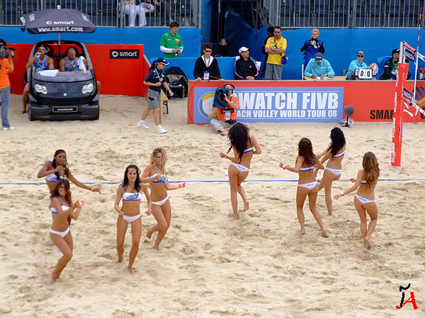 beach dancers